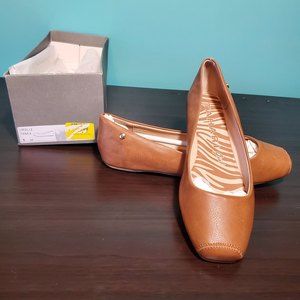 TAHARI Girl Tan Orielle Square Toe Ballet Flat Women's Size 8